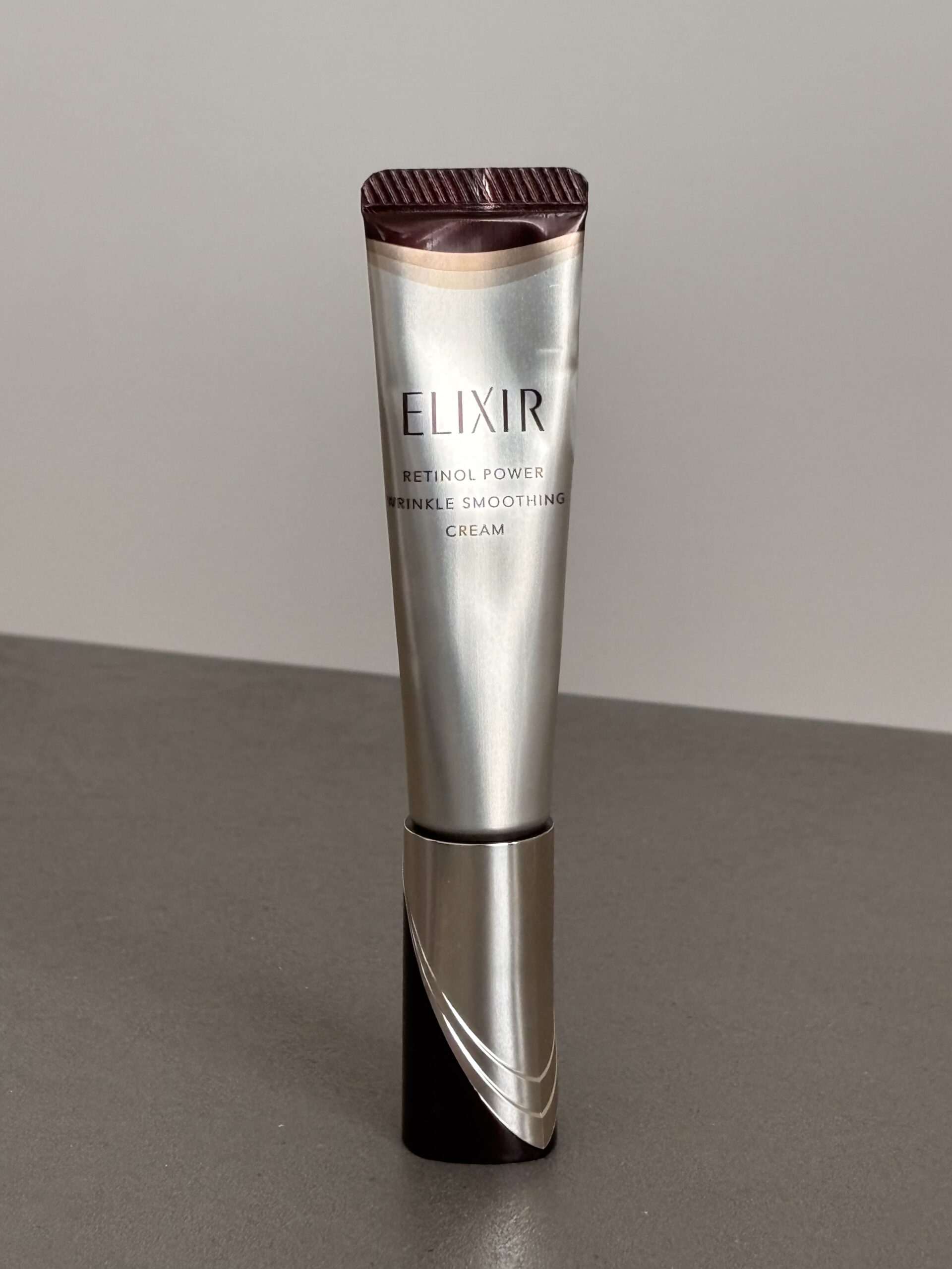 40代・50代の痩せたまぶたや目の下のくぼみ、ほうれい線・首のシワ改善に使ったクリームのパッケージとテクスチャー